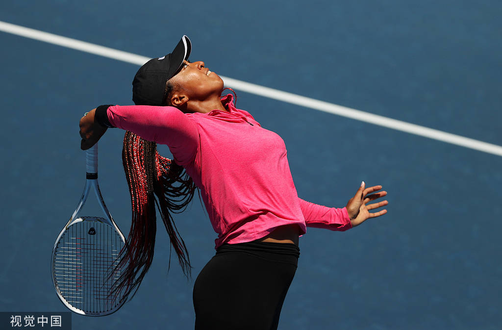 高清图:大坂直美训练备战奥运 红黑长发造型惊艳