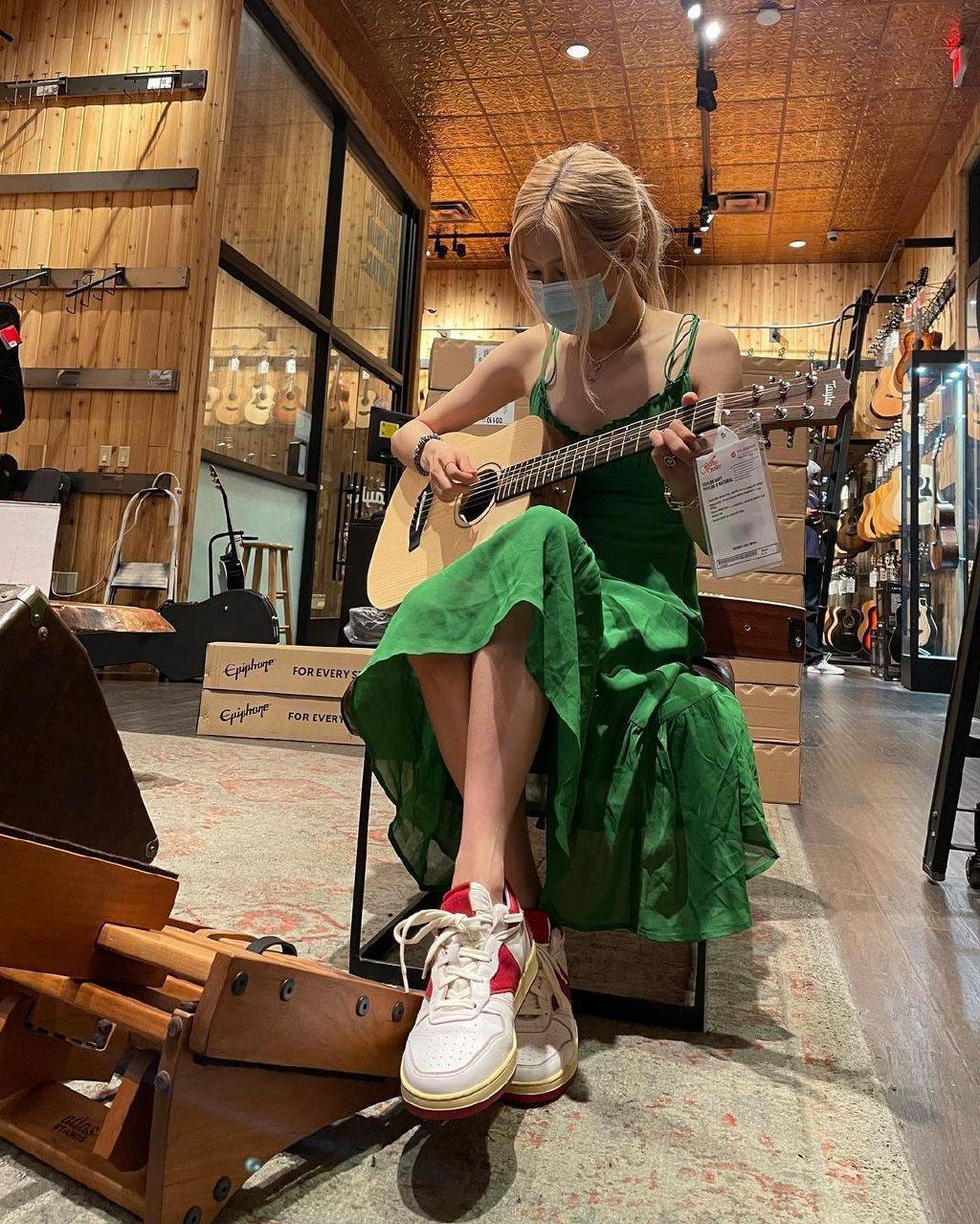 朴彩英绿色眼线新奇惹关注吊带裙凸显窈窕好身材