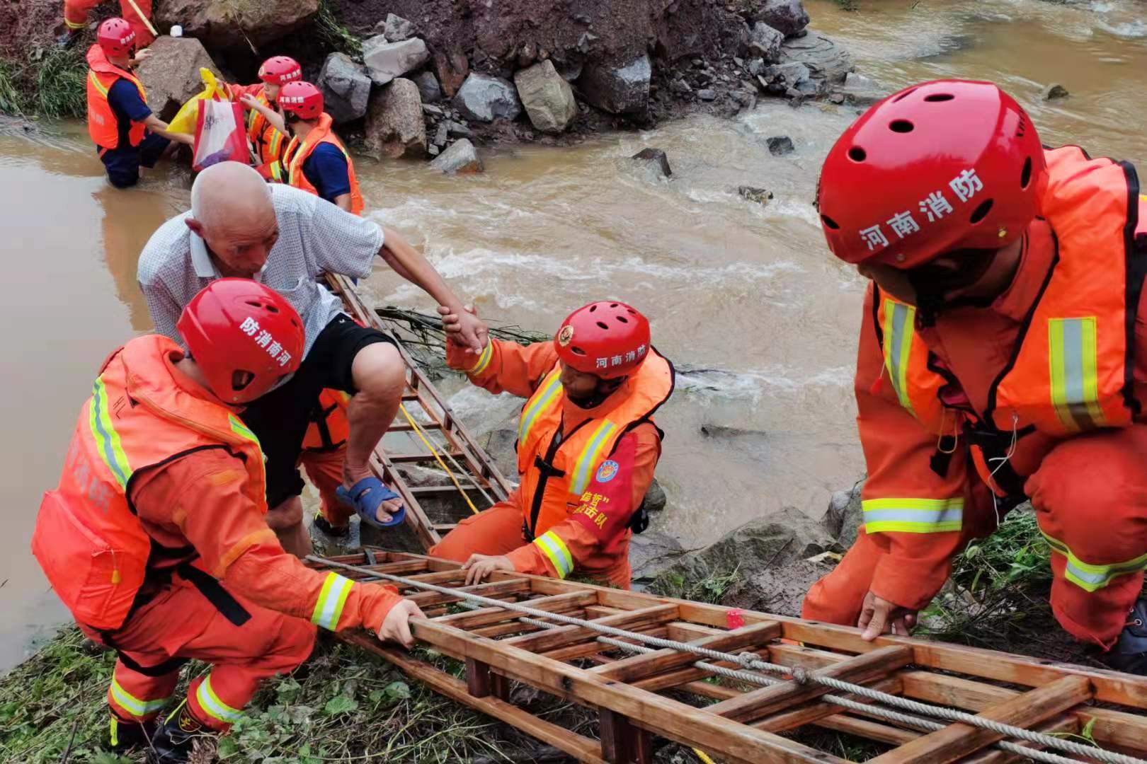 看到消防员来了心里就踏实了消防救援队伍全力投入郑州强降雨救灾纪实
