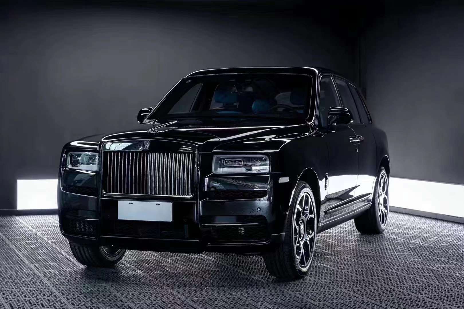 天津港中汇名车实拍库里南不愧为车中贵族