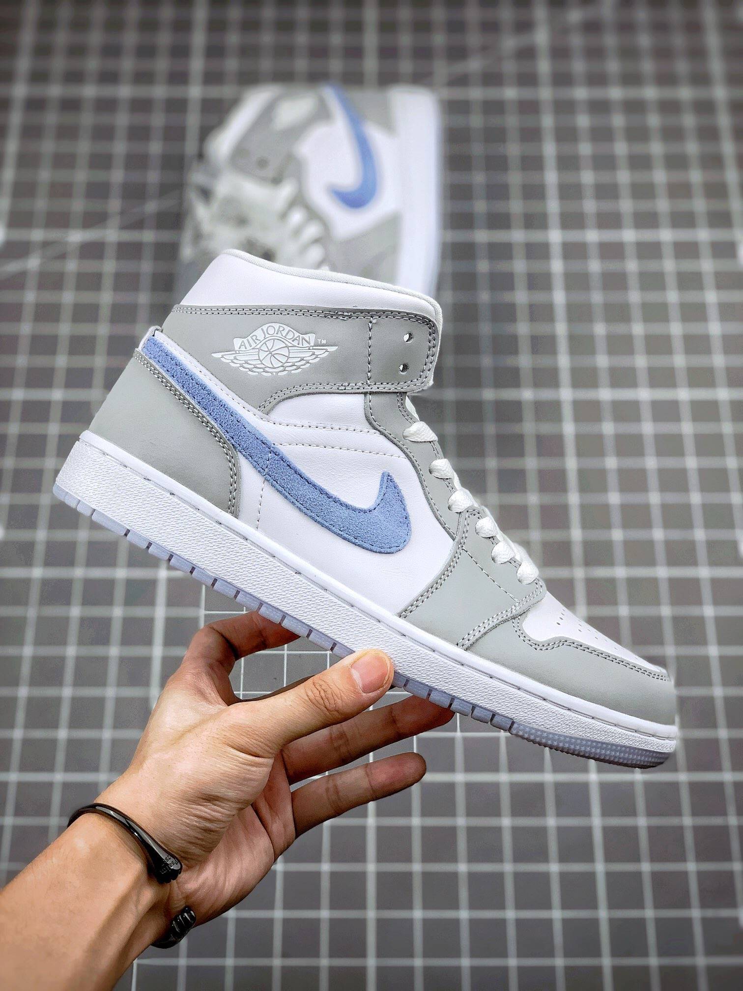 Jumpman|乔丹 Air Jordan 1 Mid WMN 中帮冰蓝烟灰运动鞋评测