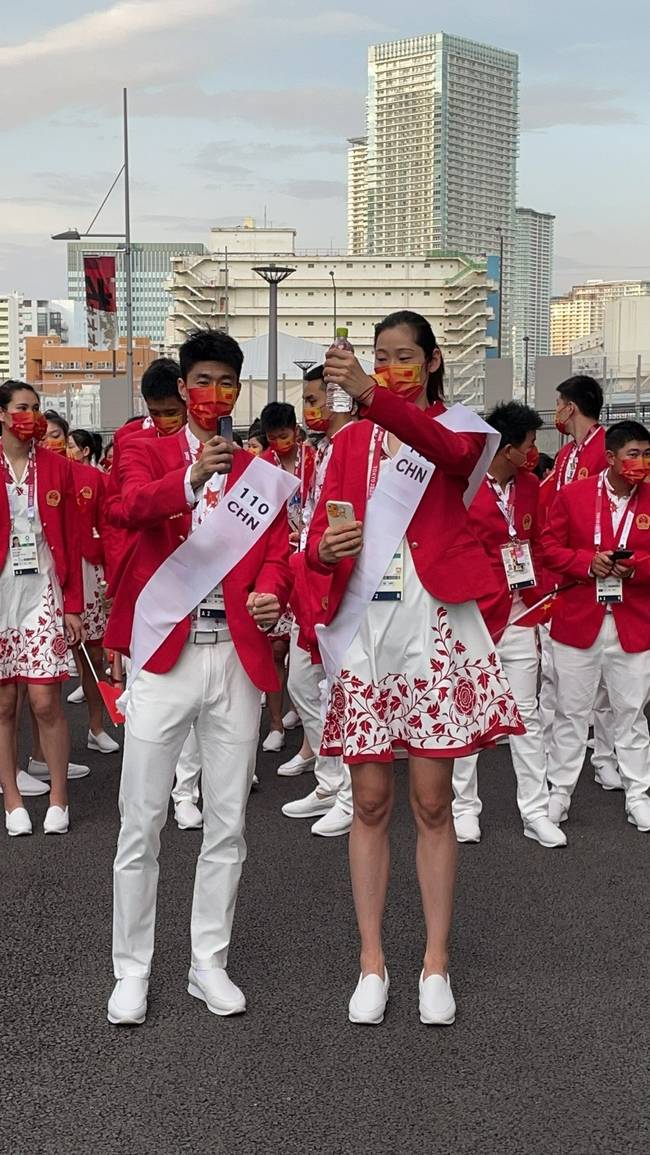 东京奥运会开幕中国队入场朱婷穿国花牡丹图案裙子抢镜