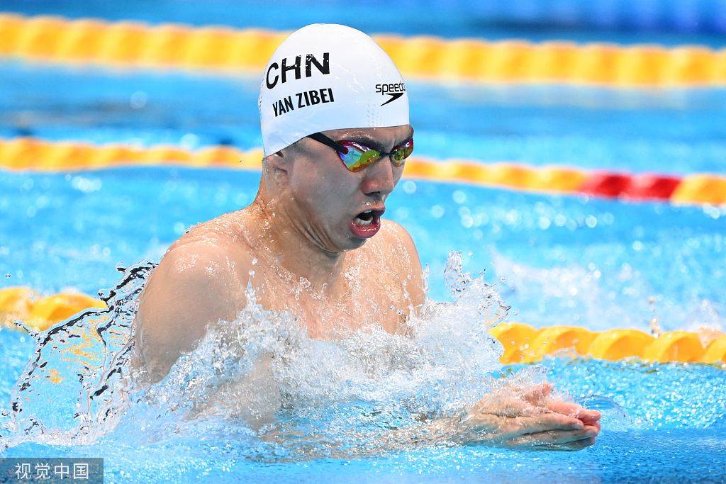 高清图男子100蛙半决赛闫子贝全力划水奋勇向前