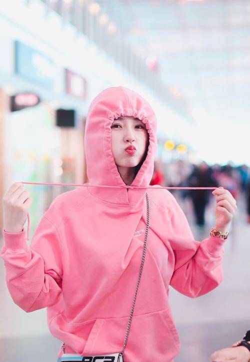 卫衣|虞书欣也太特别了,穿的衣服也挺奇怪的,又可爱又感性!