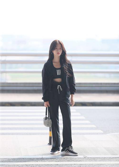 卫衣|虞书欣也太特别了,穿的衣服也挺奇怪的,又可爱又感性!