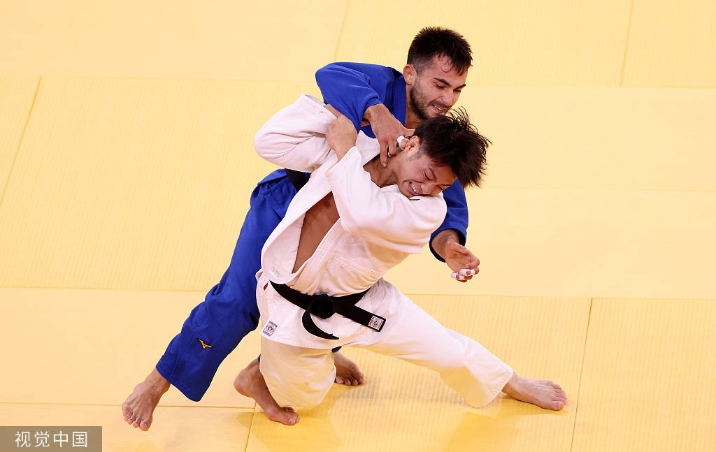 高清图:柔道男子66公斤级 阿部一二三庆祝夺冠