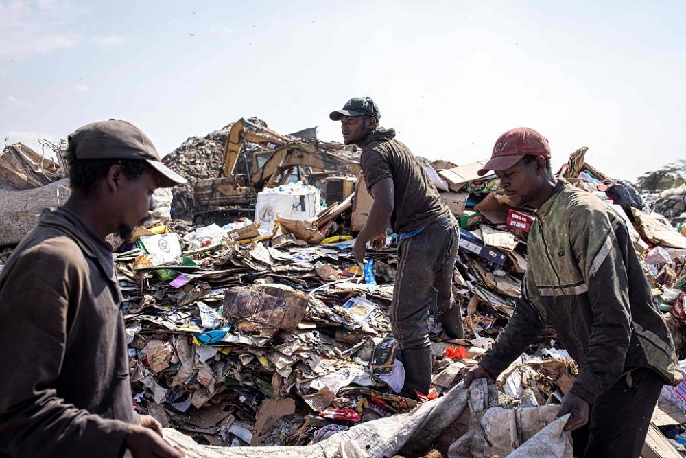 肯尼亚垃圾场垃圾堆叠成山民众山中收集垃圾