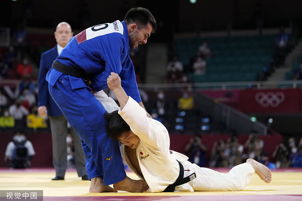 高清图:柔道男子66公斤级 阿部一二三庆祝夺冠