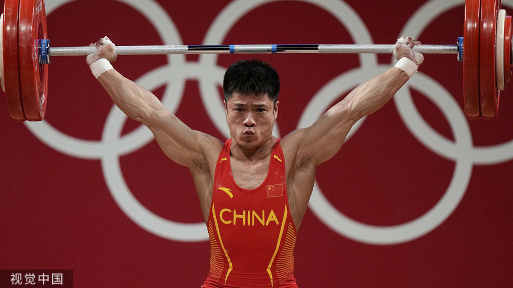 高清:李发彬举重轻松夺冠 领奖台秀金牌展王者之气