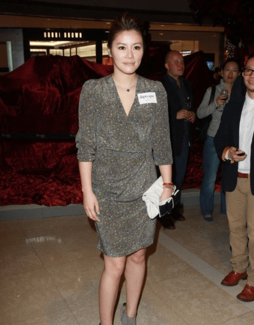 范姜真洋气,一袭白色连衣裙优雅温柔,气质惊艳