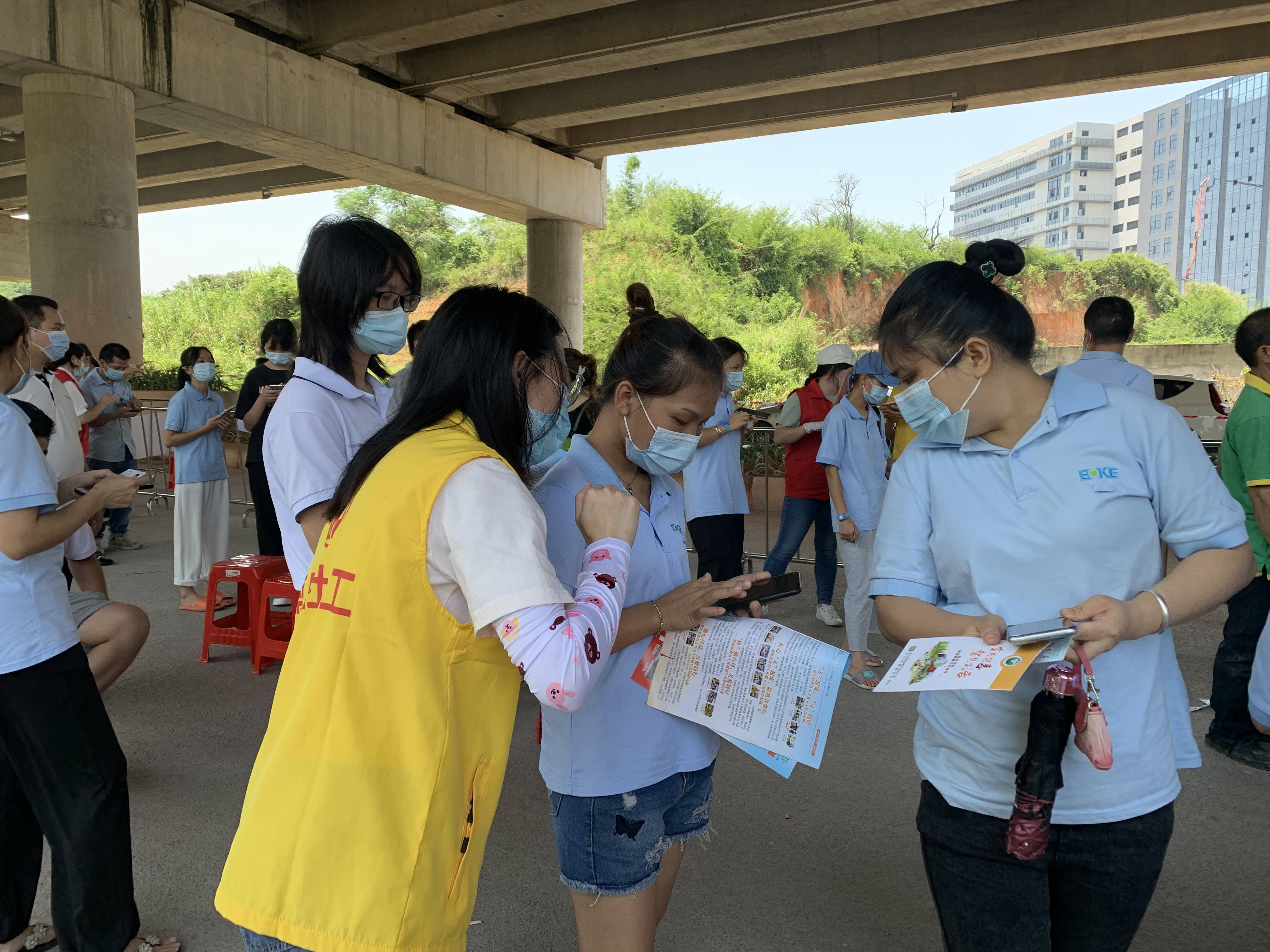 禁毒社工協助居民完成核酸登記