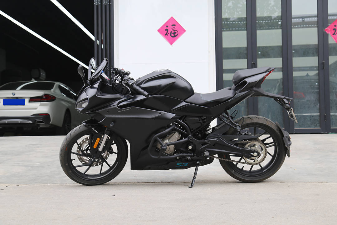 这台车由原来的蓝白改为全车黑色,是不是气势一下就出来了,磨砂质感超