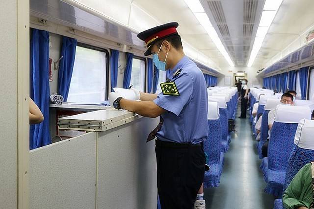 平凡岗位上的不平凡车长_列车