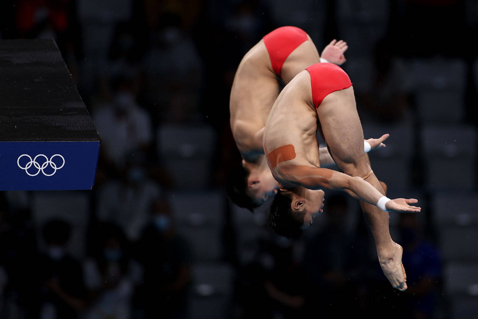 曹缘陈艾森男子双人10米台摘银