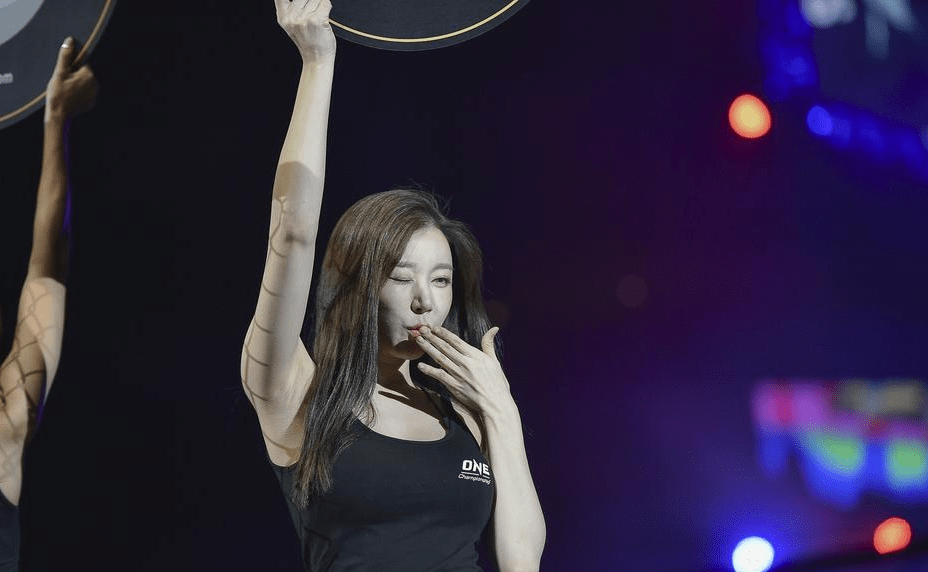 拳击手每一场的出场费都是很高的,而这些举牌女女郎的费用,有一次泰森