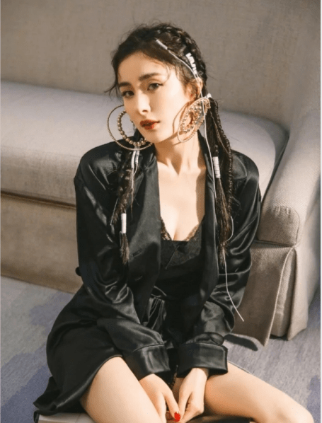 黑色|杨幂的“渣女坐”火了,看清她双腿是怎么放的,实在太撩了