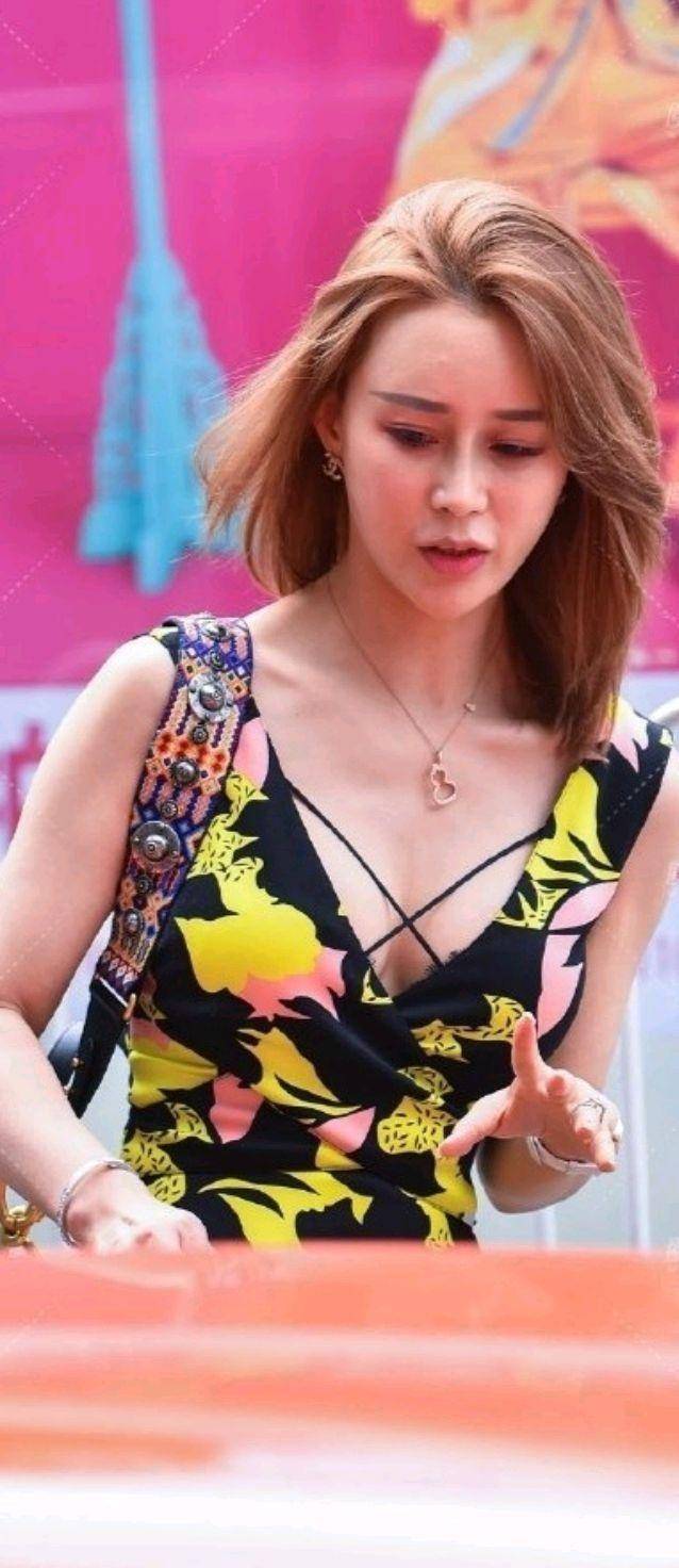 文章|条纹背心搭配西装喇叭裤更显力量感，端庄大气