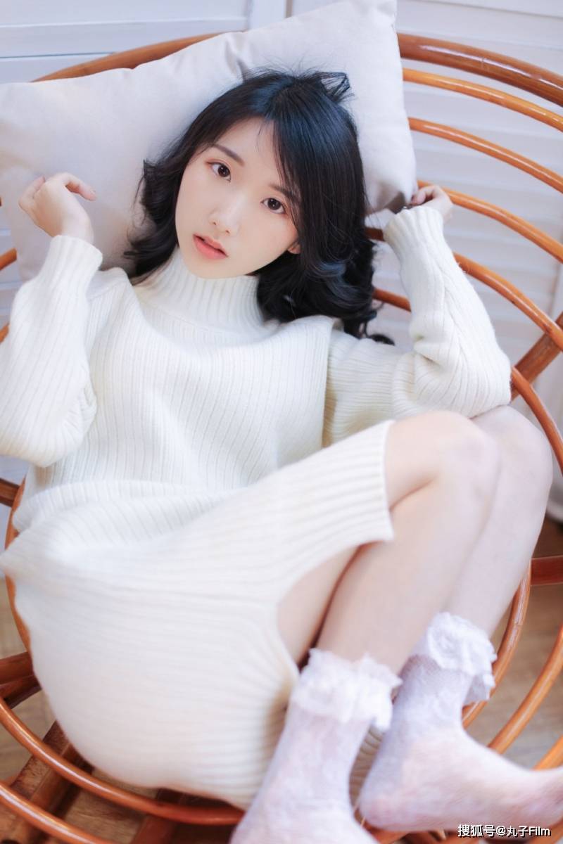 性感美女时尚写真长发少女白色毛衣慵懒惬意清纯甜美可爱养眼