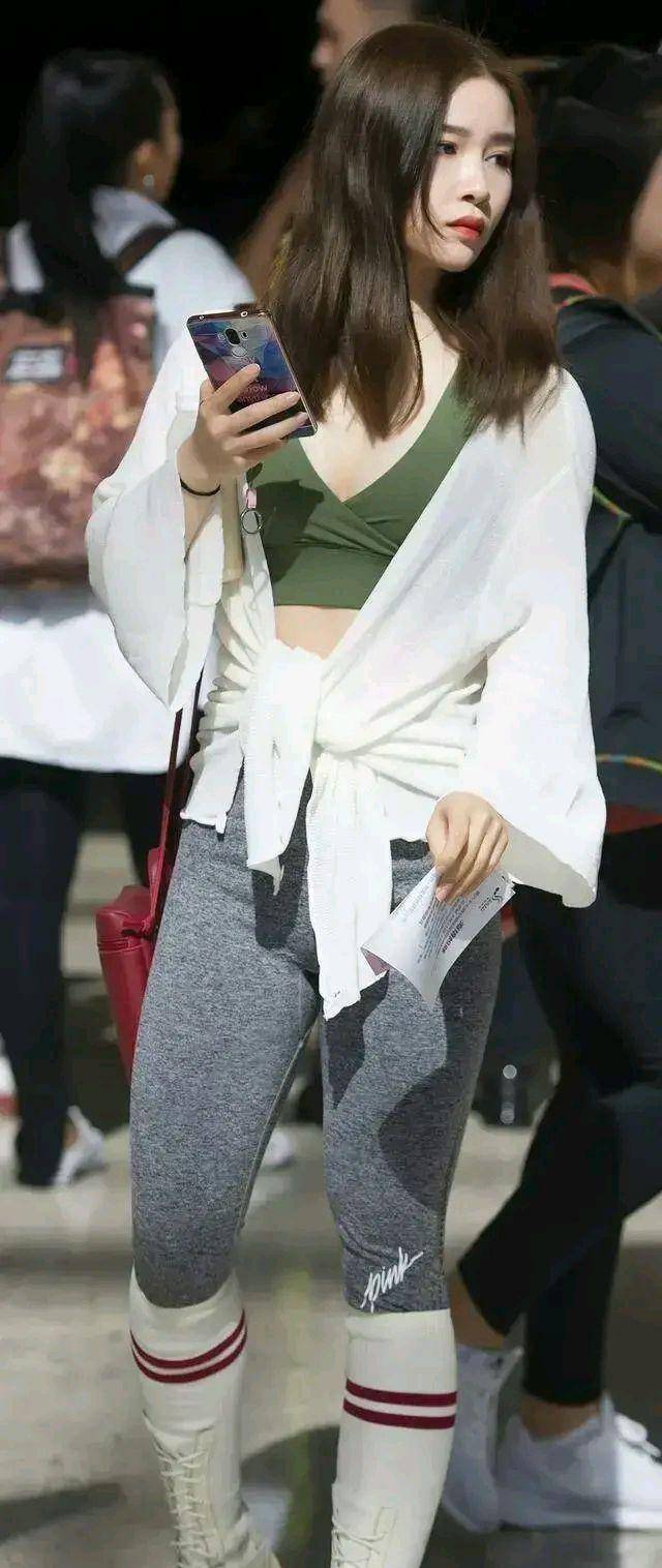 文章|阿姨的品味真的不一样，穿着蕾丝吊带连衣裙，腰间系着一个蛇包