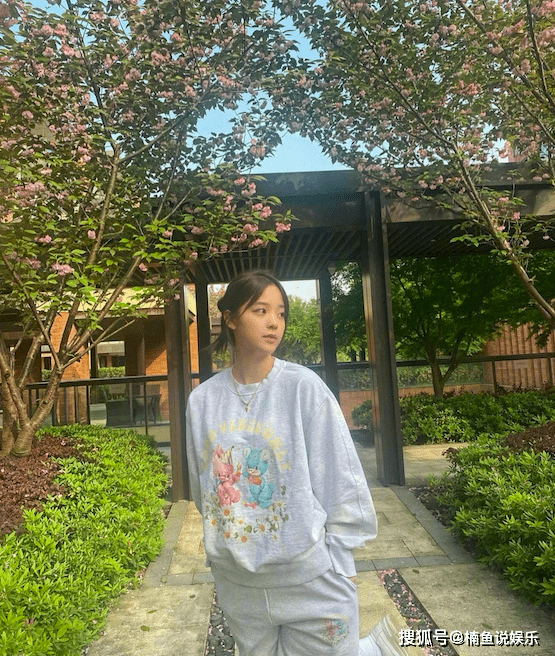 卫衣|21岁欧阳娜娜太会打扮了！轻熟女气质抢镜，长发飘飘好漂亮