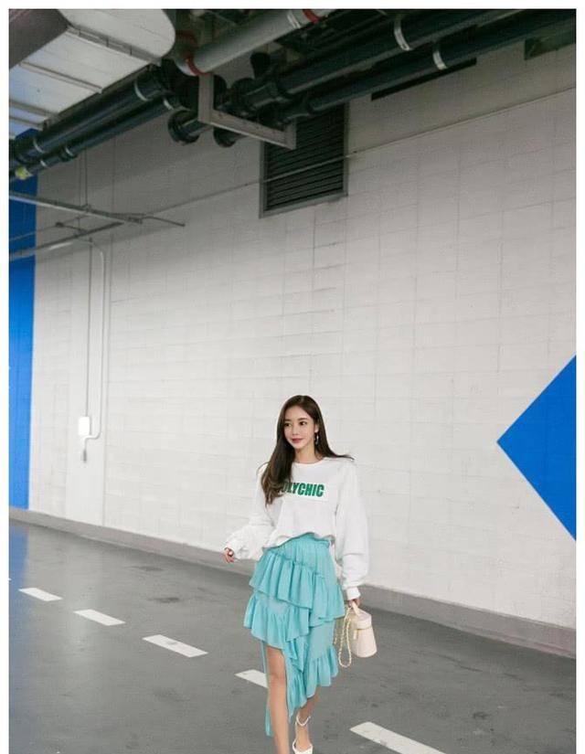 设计|美女白色T恤搭配蓝色不规则百褶裙青春靓丽美,让你拥有整个夏天