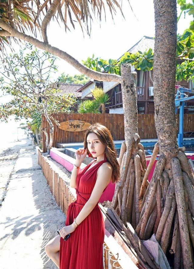 魅力|度假的红色露背连衣裙美女，性感却不妖艳！