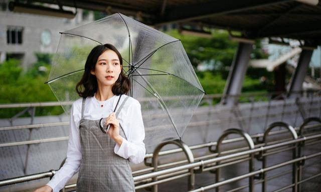 部位|背带裙搭配白色小衫，2021这样穿，减龄甜美给你满满的少女感