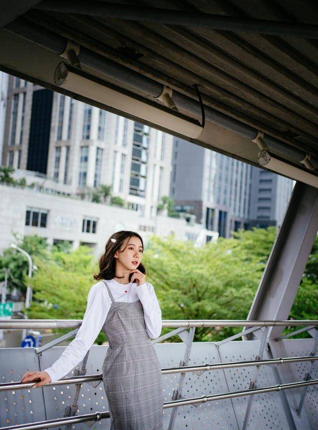 部位|背带裙搭配白色小衫，2021这样穿，减龄甜美给你满满的少女感