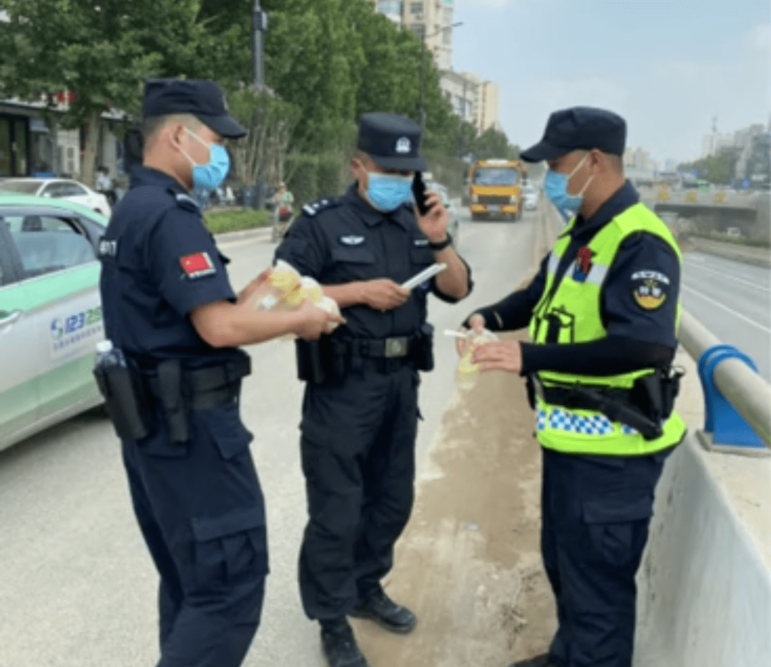 人民警察辛苦了商丘援鄭特警收到愛心市民神秘禮物