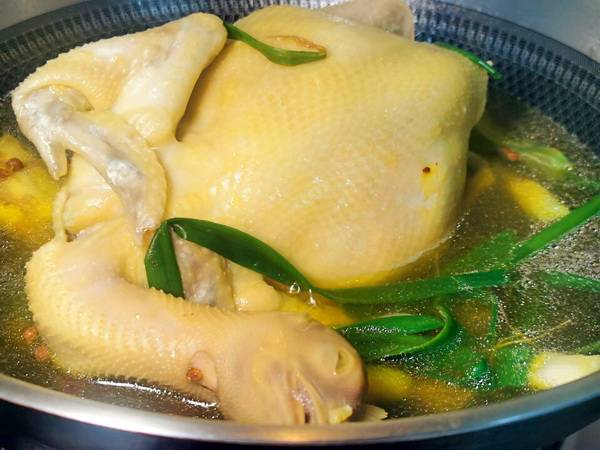 给白斩鸡一个新"机会" 黄而不暴力,咸香可口,宴客必备