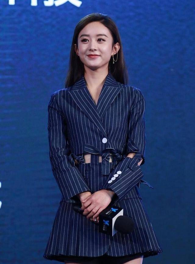 赵丽颖|赵丽颖的婴儿肥看着真可爱,就算穿着“女老板”的造型,照样甜美