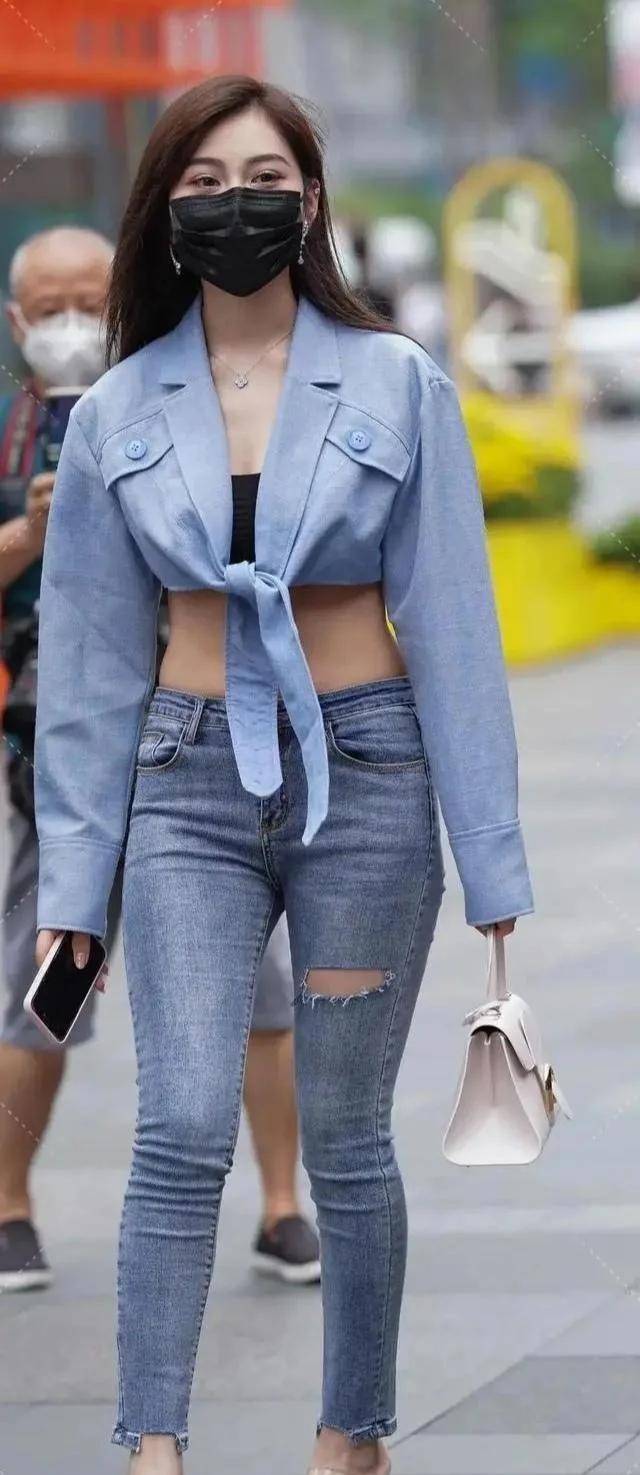 苗条身材|紧身牛仔裤搭配时髦上衣，展示苗条身材，时尚又性感，非常吸睛