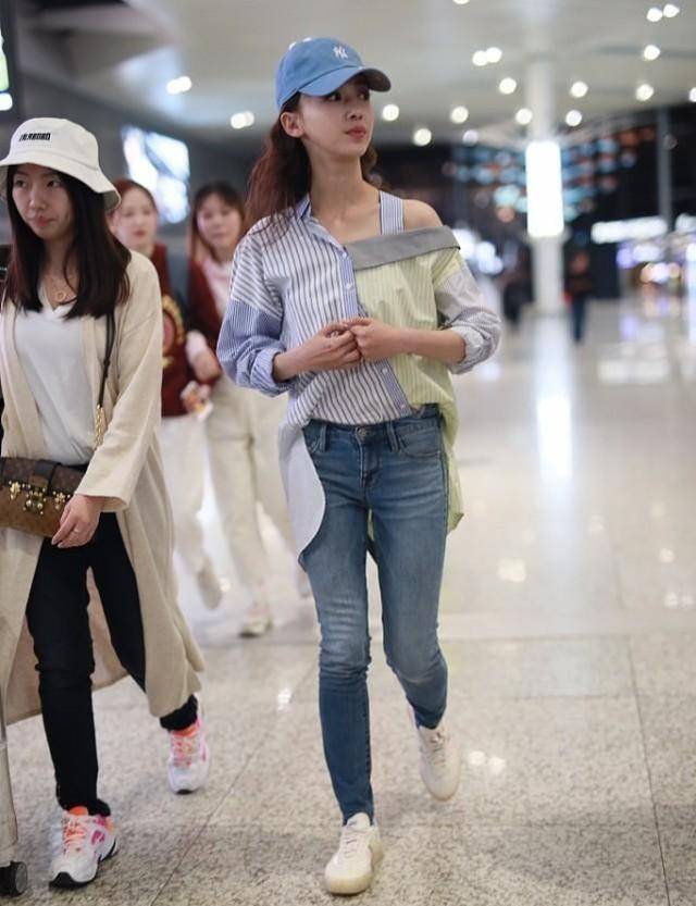 服装|吴谨言都这么瘦了，还要穿竖条纹来显瘦，看着头肩比都不太对劲