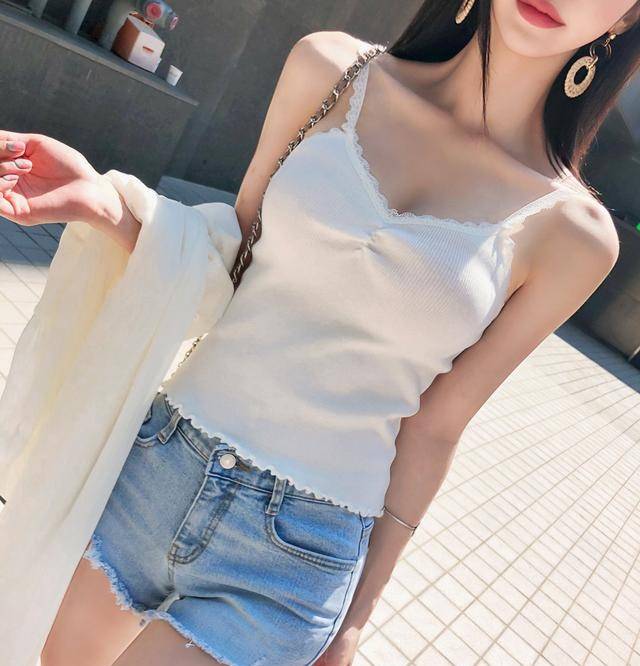 文章|韩国模特孙允珠夏日白色修身吊带衫搭配蓝色牛仔热裤网拍