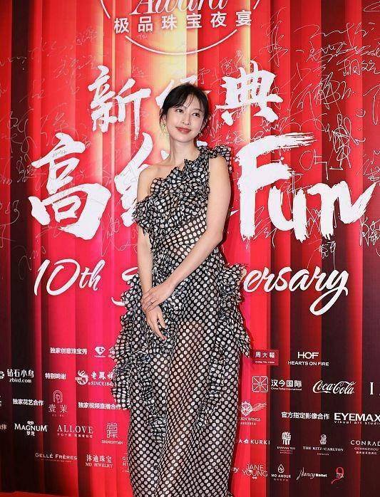 曲线|佘诗曼的身材真挺好的，穿波点裙秀曲线，撞衫小9岁张俪也不输