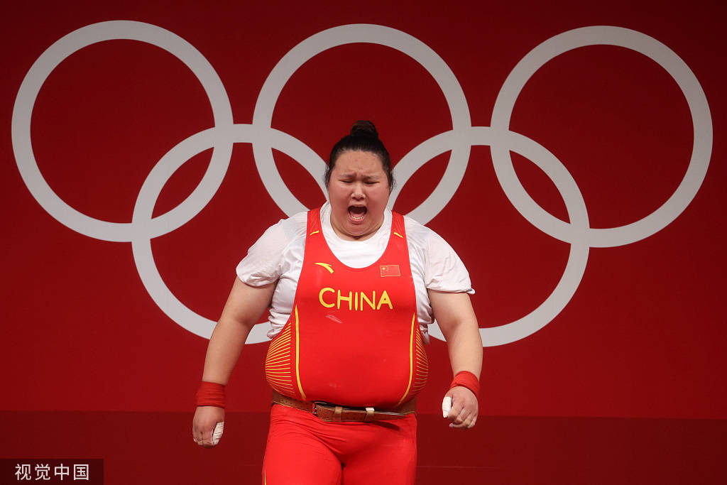 高清:女举87公斤以上级轻松摘金 李雯雯比心庆祝