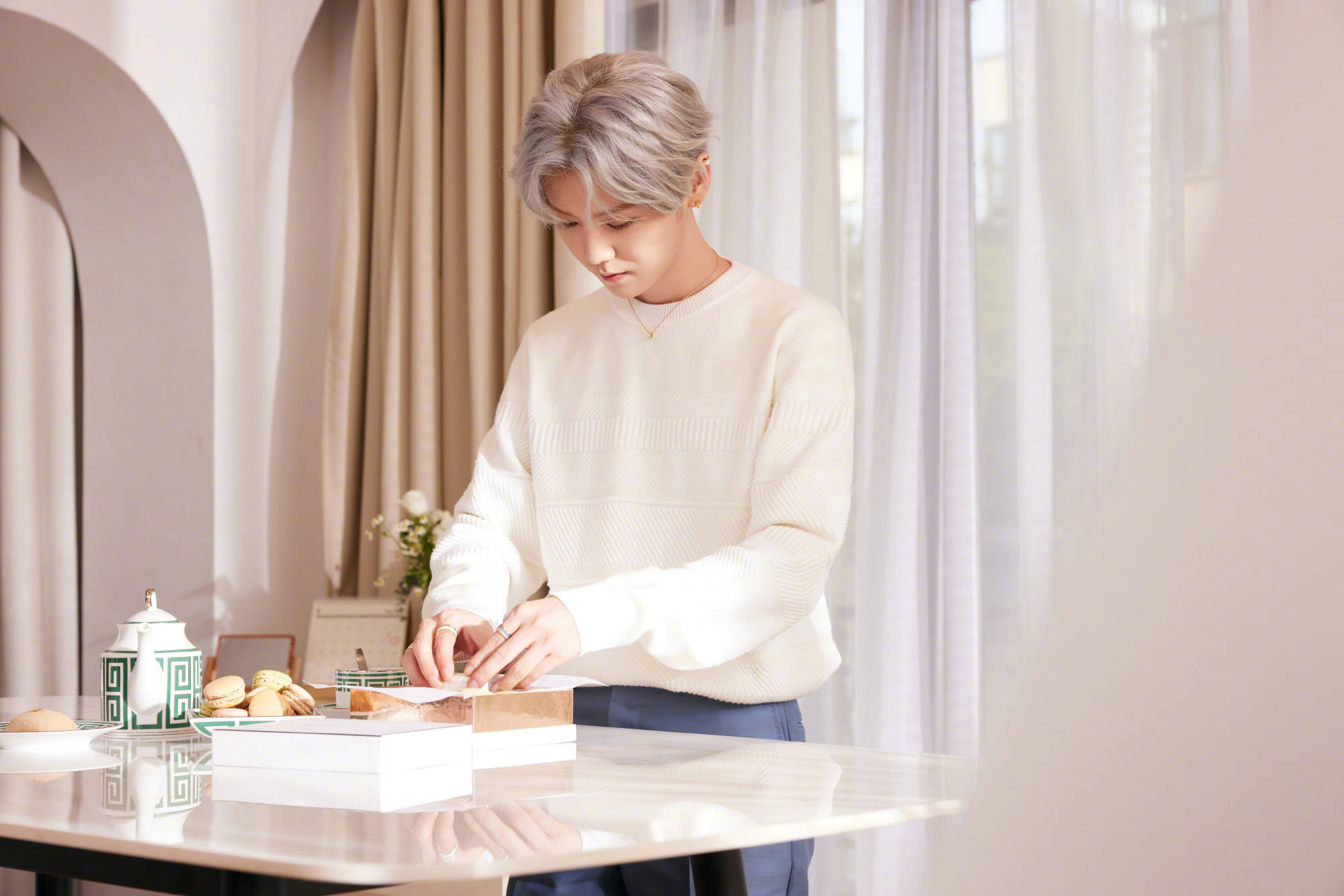 鹿晗夏日氛围感大片释出 粉色西装突显浪漫气质