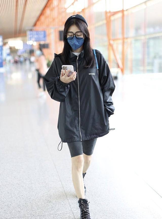 牛仔|秦岚这腿真够细的，穿长靴靴口还有缝，戴大金链子也不显俗气