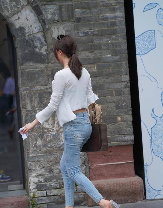 小脚|丰润紧致的微胖美女，简单得体的小脚牛仔裤，清爽又洒脱