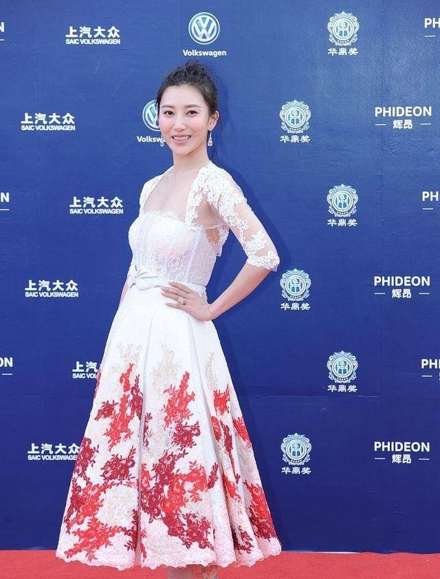 身材|章子怡的嫂子身材一点都不输，上身透亮下身保守，真挺有味道的