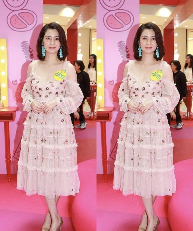服装|洪欣真是扮嫩的“行家”，穿着一袭粉色裙子，和小姑娘比也不差