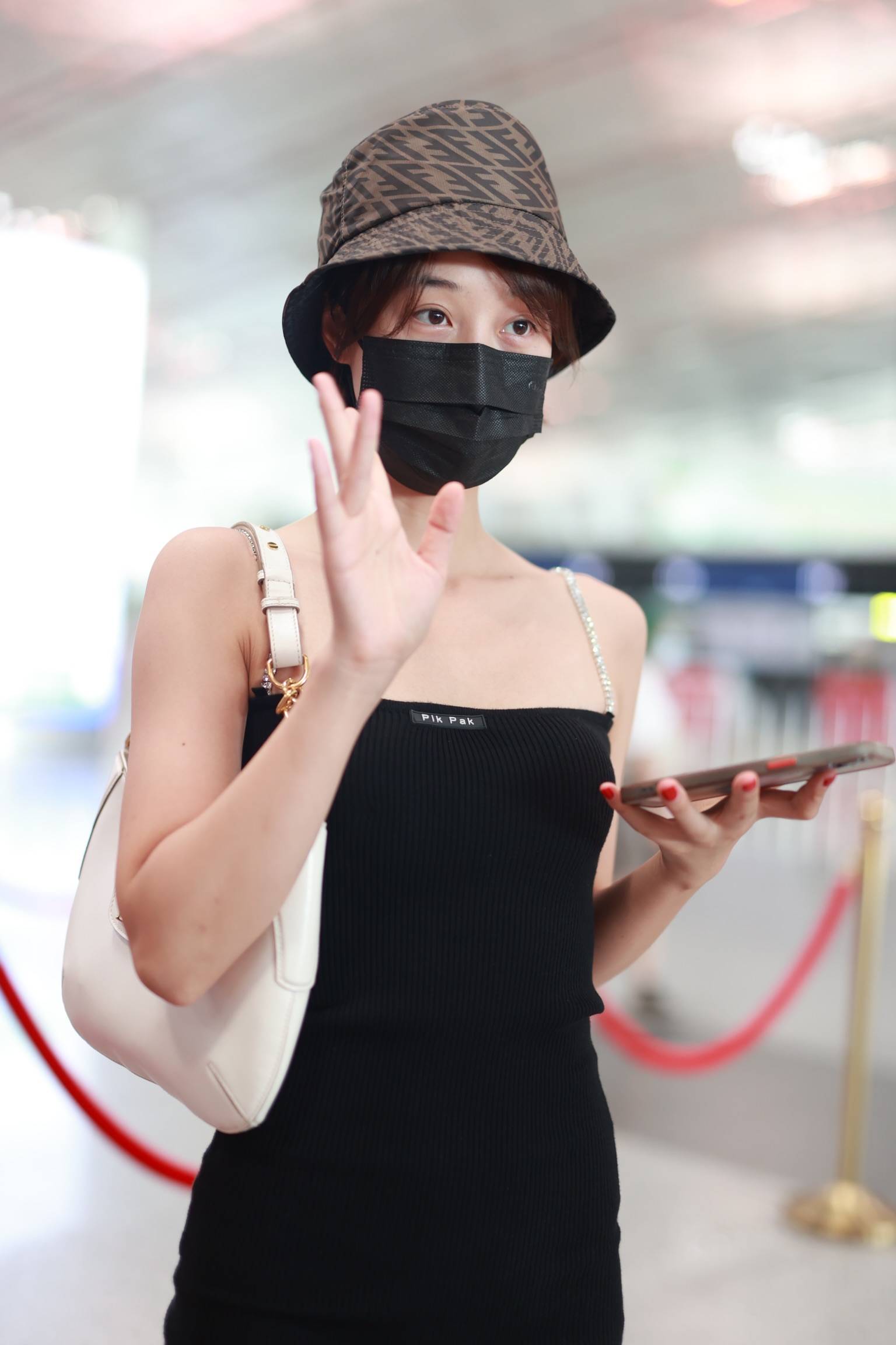 1/ 12 2021年8月3日,北京,蓝盈莹现身机场,她穿黑色抹胸连衣裙大秀