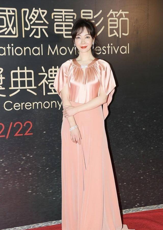 女人有陈数的这份自信也行了,穿缎面裙勒出了小肚腩,但依旧从容