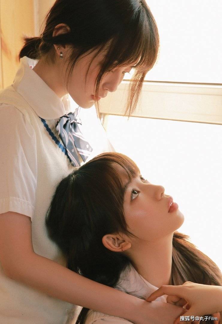 性感美女时尚写真:学生校服姐妹花甜美动人,清纯可爱迷人!