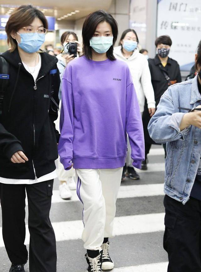 哪吒|万茜的“寡淡脸”还挺适合哪吒头的，搭件卫衣好随性，素颜也不差
