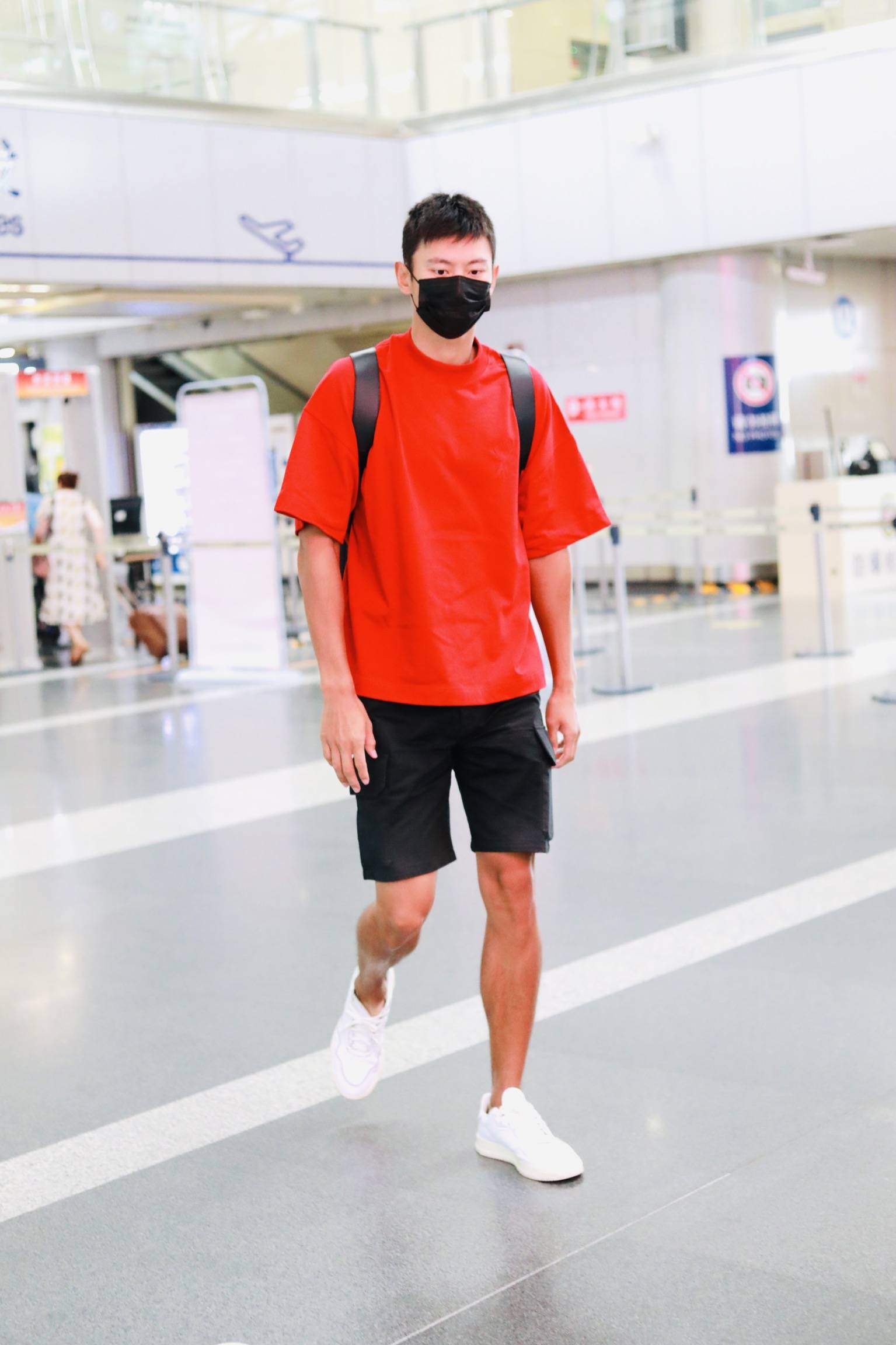 1/ 12 2021年8月3日,北京,宁泽涛现身机场,他在奥运期间穿大红t恤男人