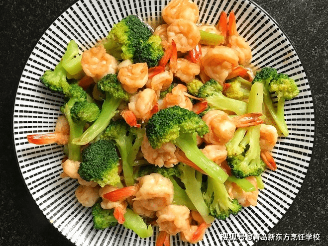 挑战100道家常菜半荤西兰花炒虾仁