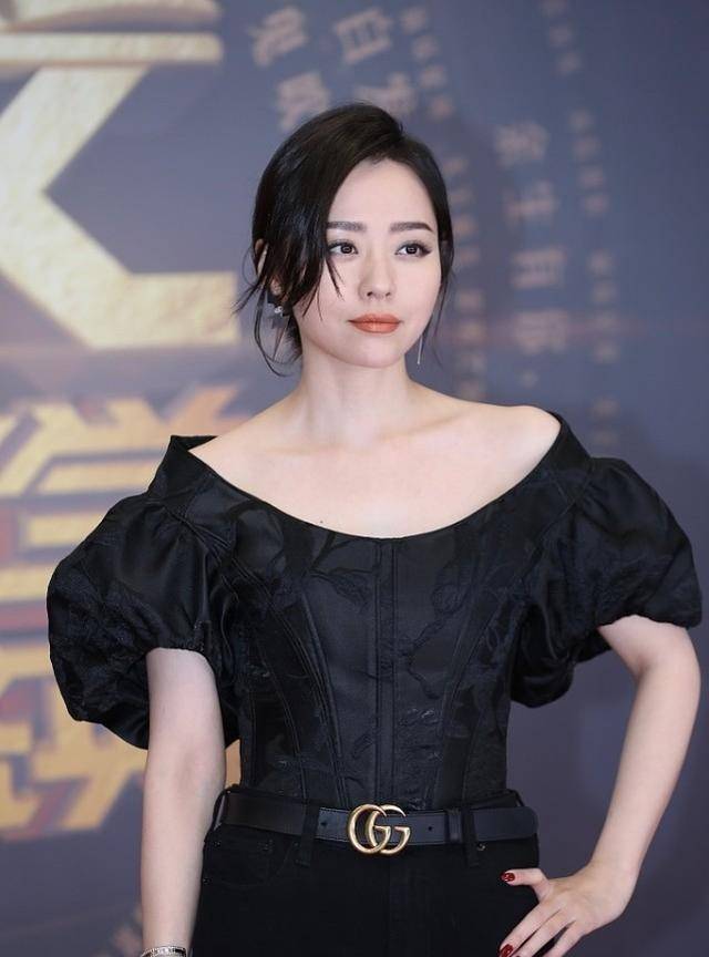 一身|张靓颖的造型真显身材，一身黑的搭配气场十足，“铅笔腿”真惹眼