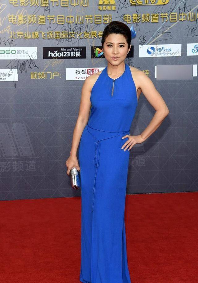 好身材|曾获八料影后的颜丙燕,穿衣也挺大胆的,领子开条缝真撩人