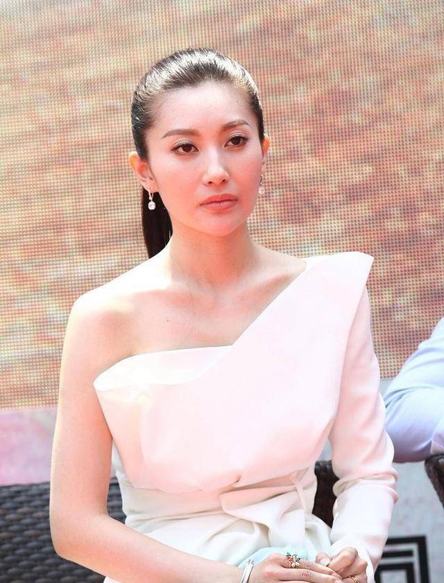 身材|章子怡的嫂子身材一点都不输，上身透亮下身保守，真挺有味道的